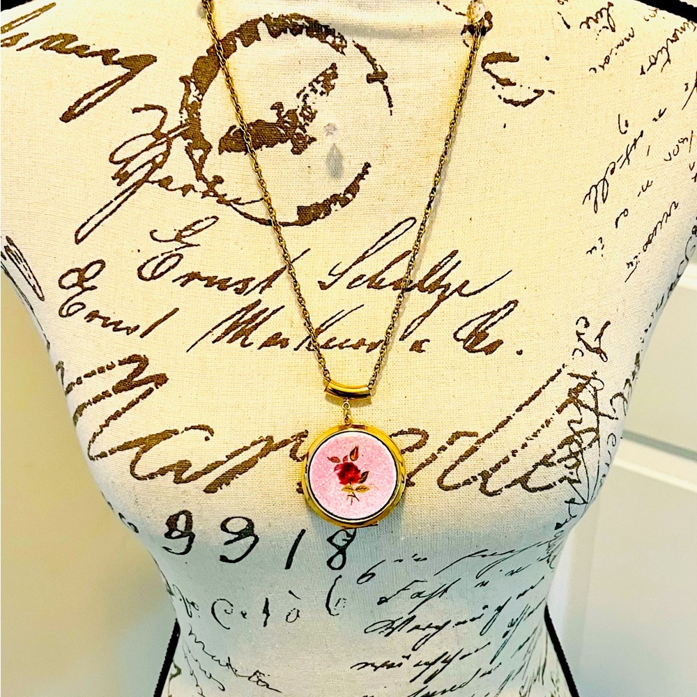 Vintage Floral Cameo Gold Tone Enamel Locket Necklace 24”, EUC, RARE